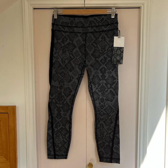 NWT lululemon pace tight lights out - size 6 - reflective reptile - Picture 6 of 7